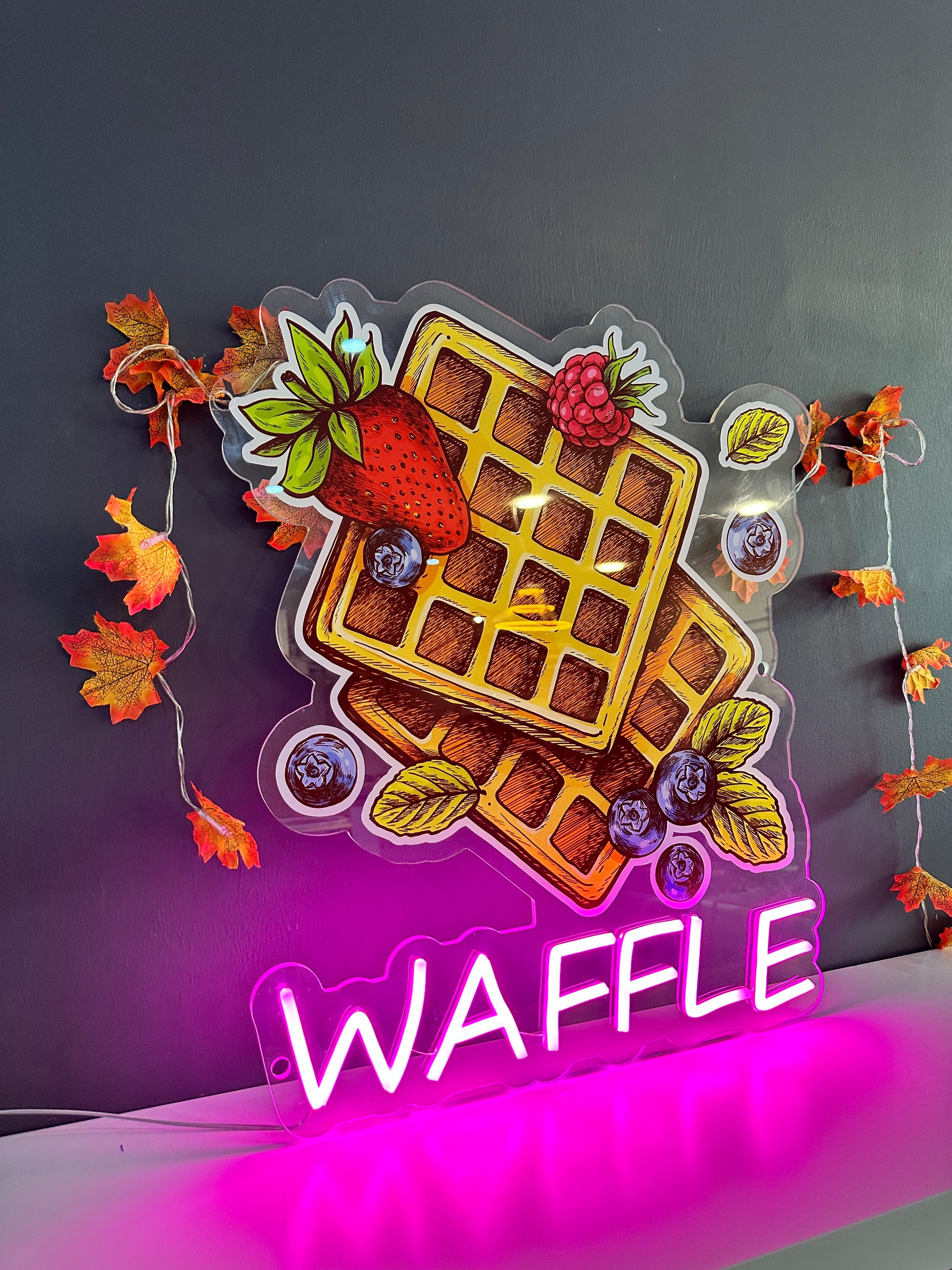 Waffle neon tabela duvarda yanarken — Two Pixel Gallery
