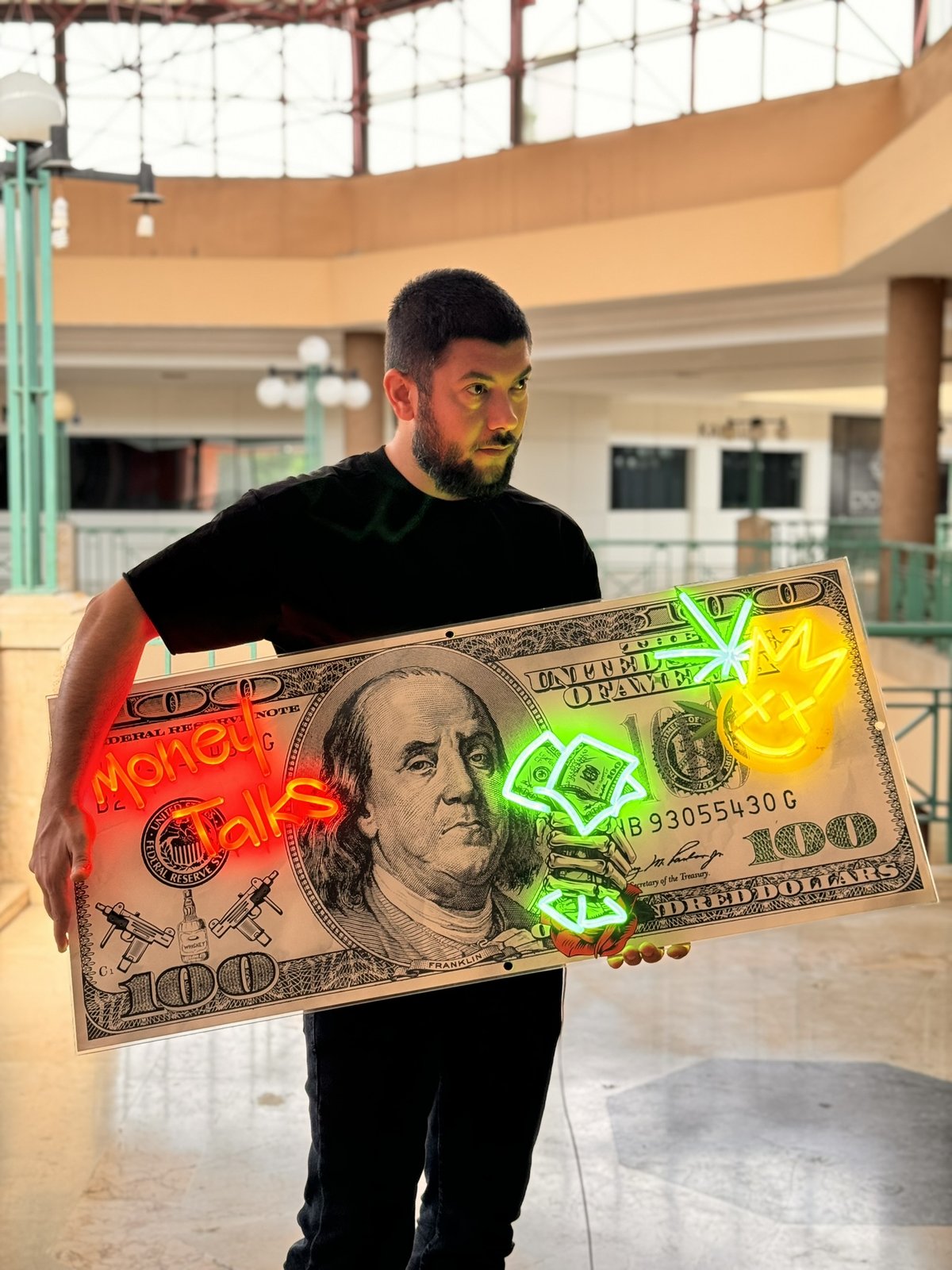 Banknot neon tablonun atölyede üretimi