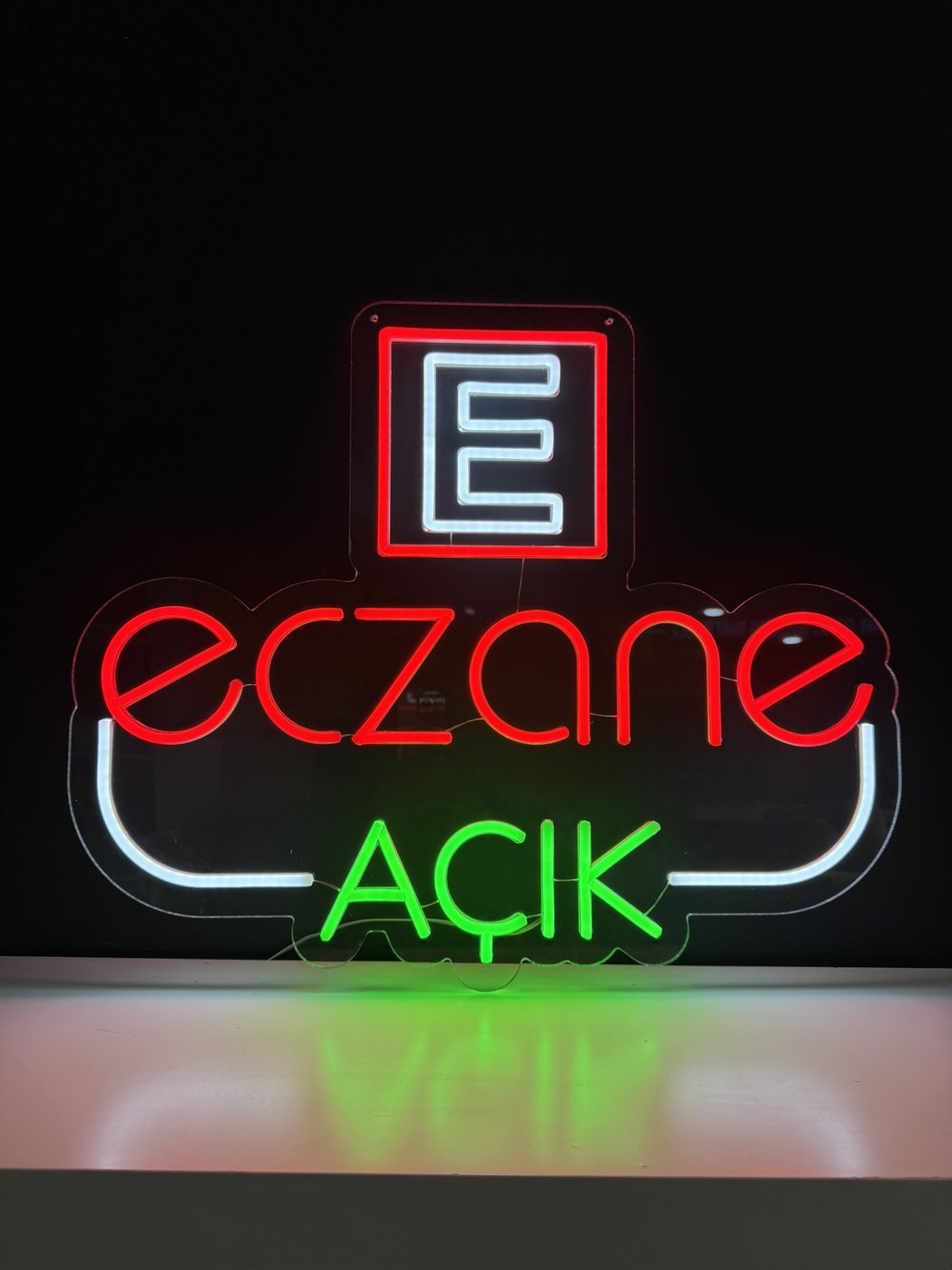 Eczane neon LED tabela, kırmızı E ve yeşil AÇIK yazısı detayı