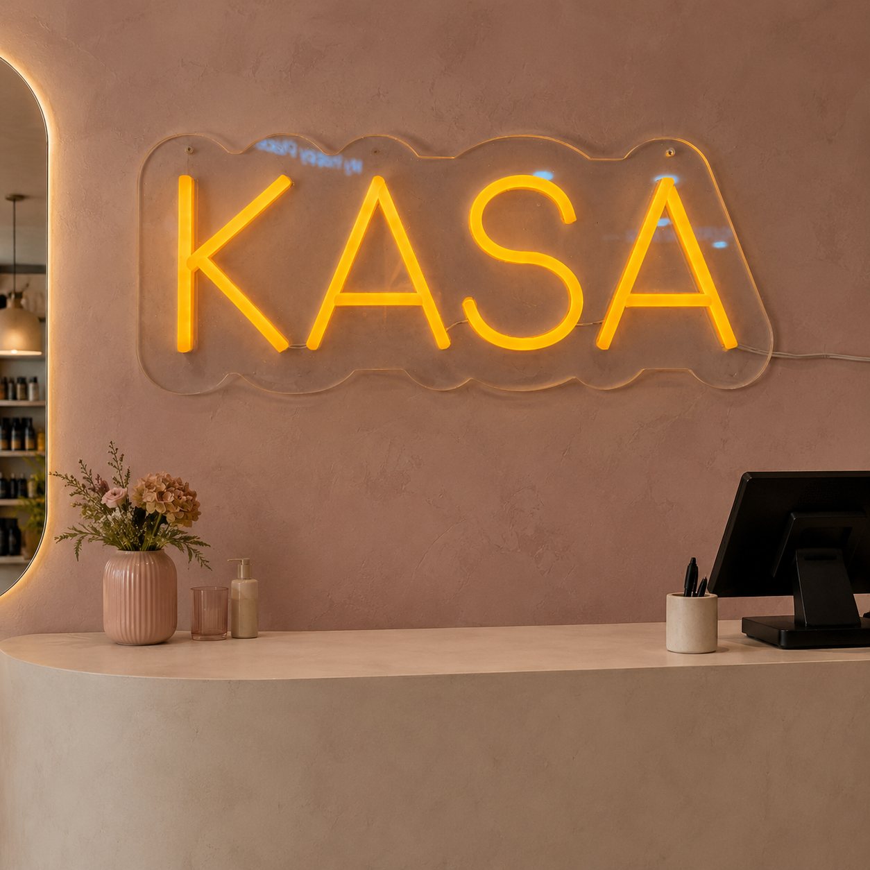 Butik mağaza kasa alanında sarı KASA neon tabela