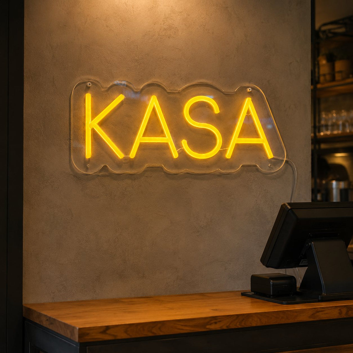 Kafe kasa alanında KASA yazılı neon tabela uygulaması
