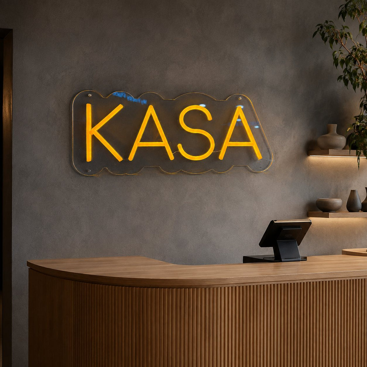 Modern kasa alanında şeffaf zeminli KASA neon tabela