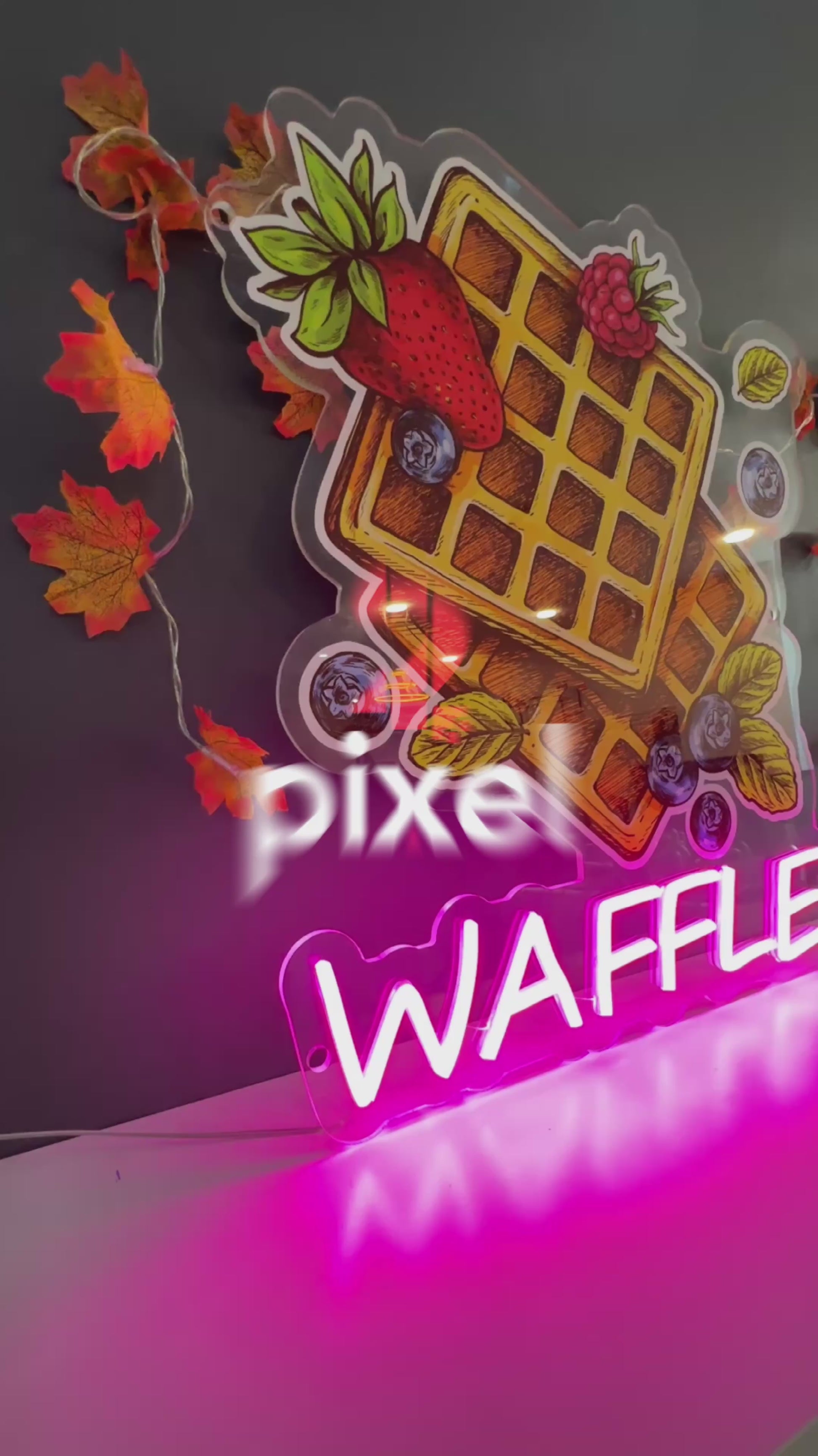 Waffle neon tabelanın yanan hâlinin videosu — Two Pixel Gallery