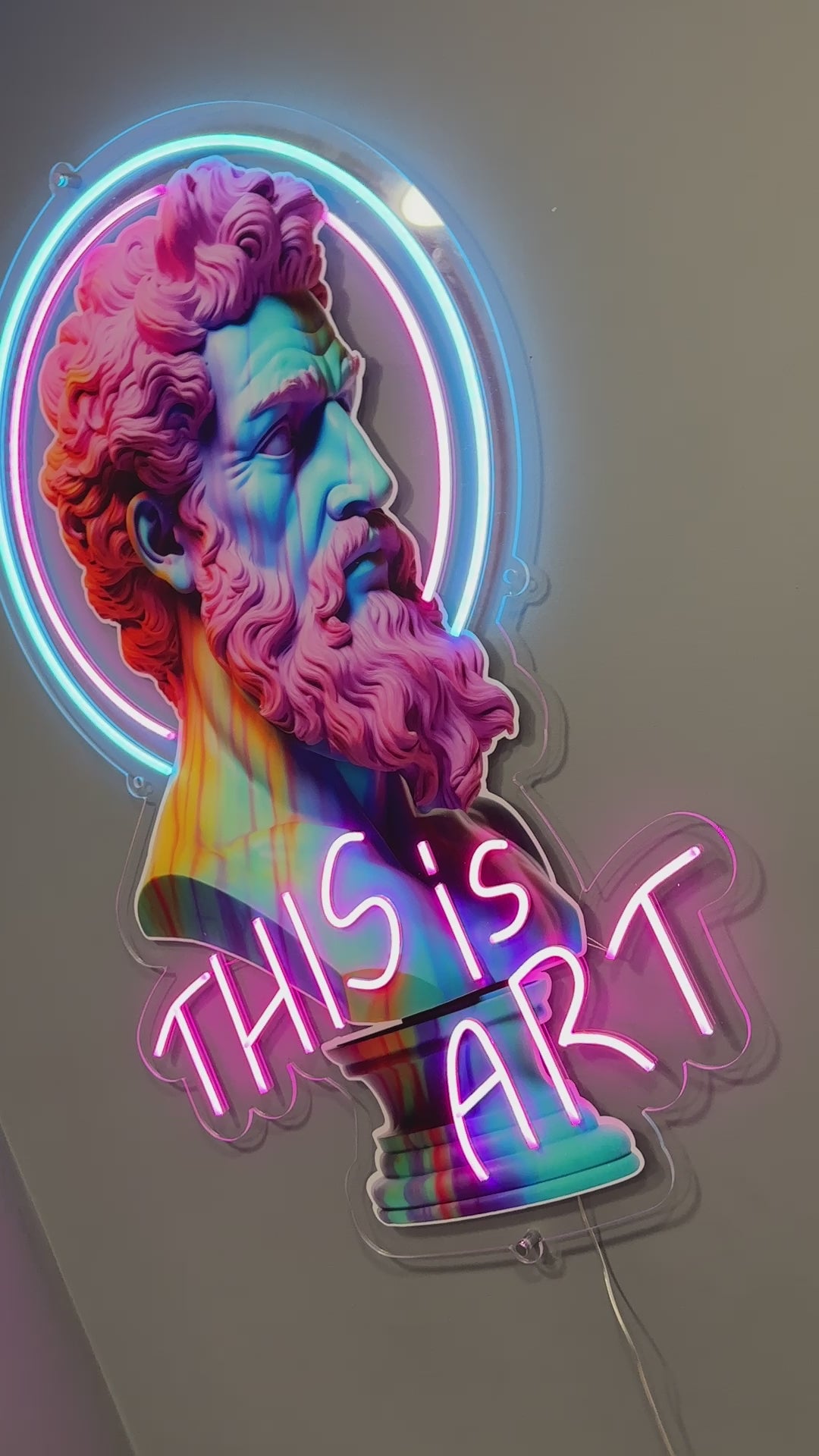 Büst figürlü neon tablonun yanan hâlinin videosu — Two Pixel Gallery