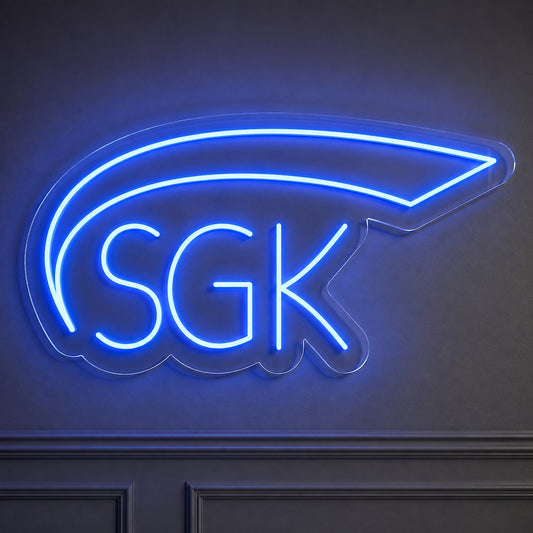 SGK yazılı mavi neon LED tabela, eczane duvarında