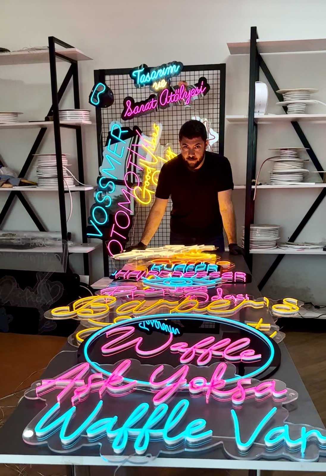Waffle neon tabelası atölyemizde üretim aşamasında